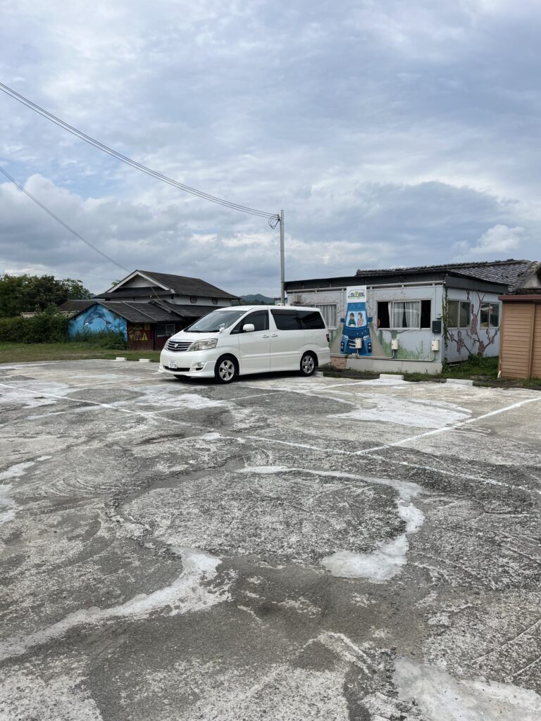 RVパークで電源を取りながら車中泊をするアルファードのシーン