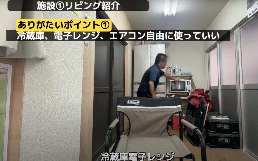 RVパーク京都北のリビングスペースを紹介しているシーン