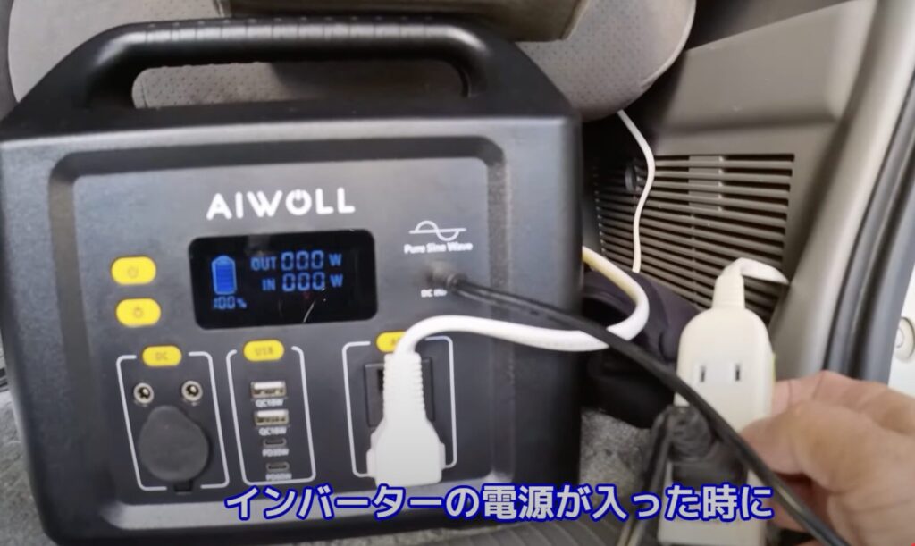 延長ケーブルをつなぐことによってラゲッジスペースのポタ電にも充電が可能となったことを示すシーン