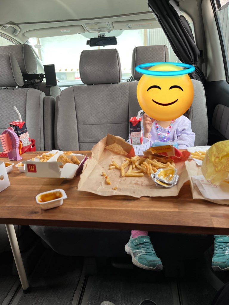 対面ダイネットモードで自作テーブルで食事している子ども
