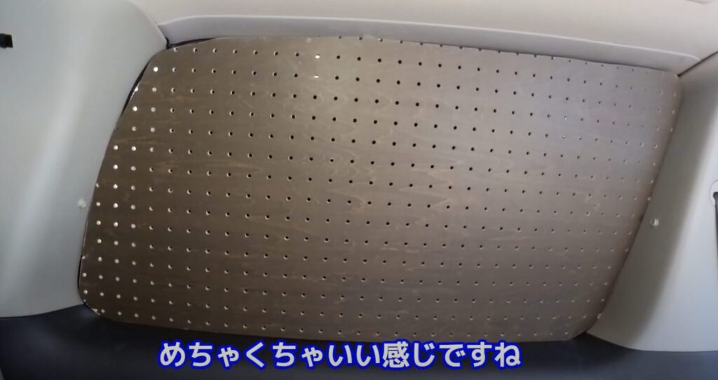 カットした有孔ボードを窓枠にはめ込んでいるシーン