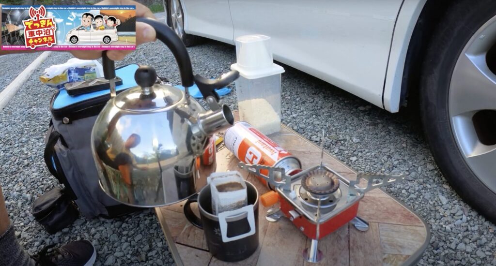 RVパークカッセルの区画内でお湯を沸かしてモーニングコーヒーを淹れているシーン