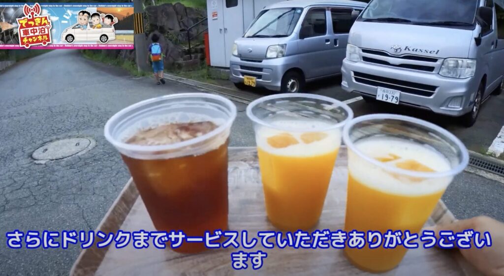 RVパークカッセルでドリンクサービスを受けてそのドリンクを車内に運んでいるシーン