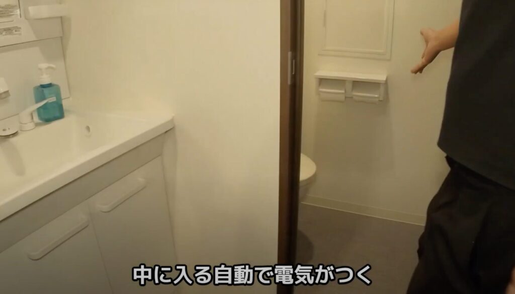 鍵を開けて専用の洗濯室やトイレなどを案内してもらっているシーン