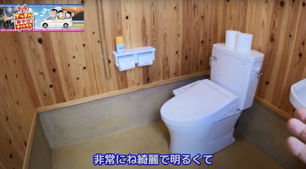 RVパークカッセルの24時間使用可能なトイレを説明しているシーン