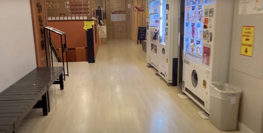 華の湯館内の休憩スペースを紹介している写真