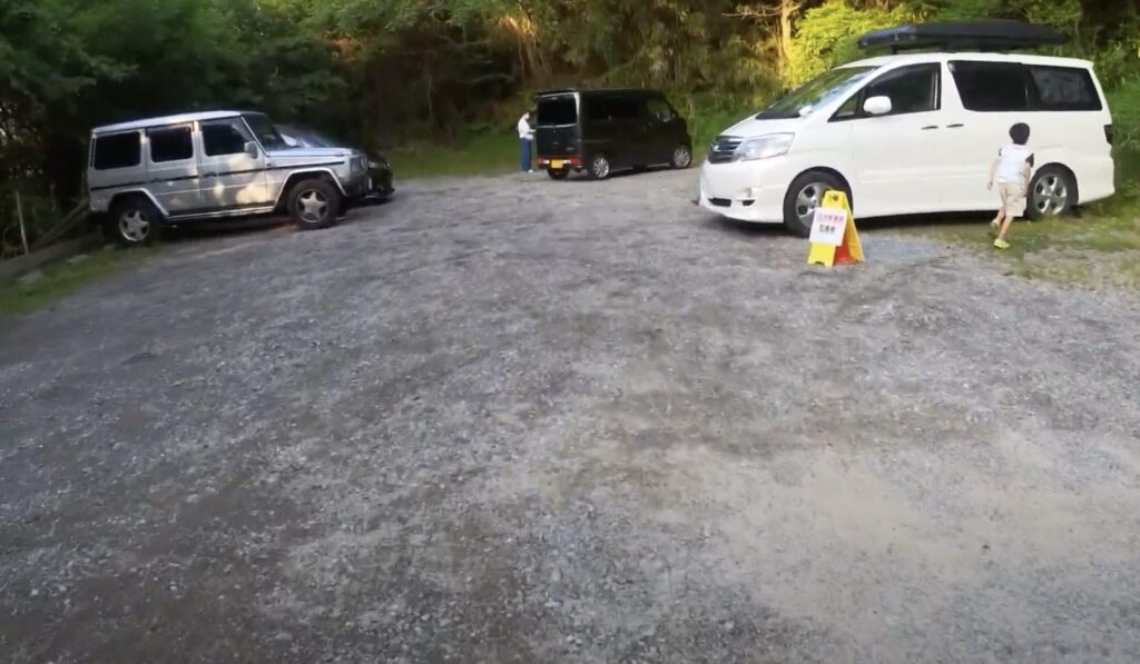 華の湯の車中泊専用駐車場に止めてるアルファード