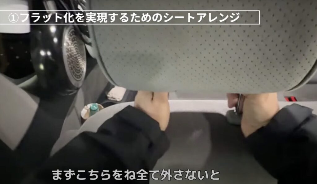 ミニバンアルファードの2列目と3列目のヘッドレストを取り外しているシーン