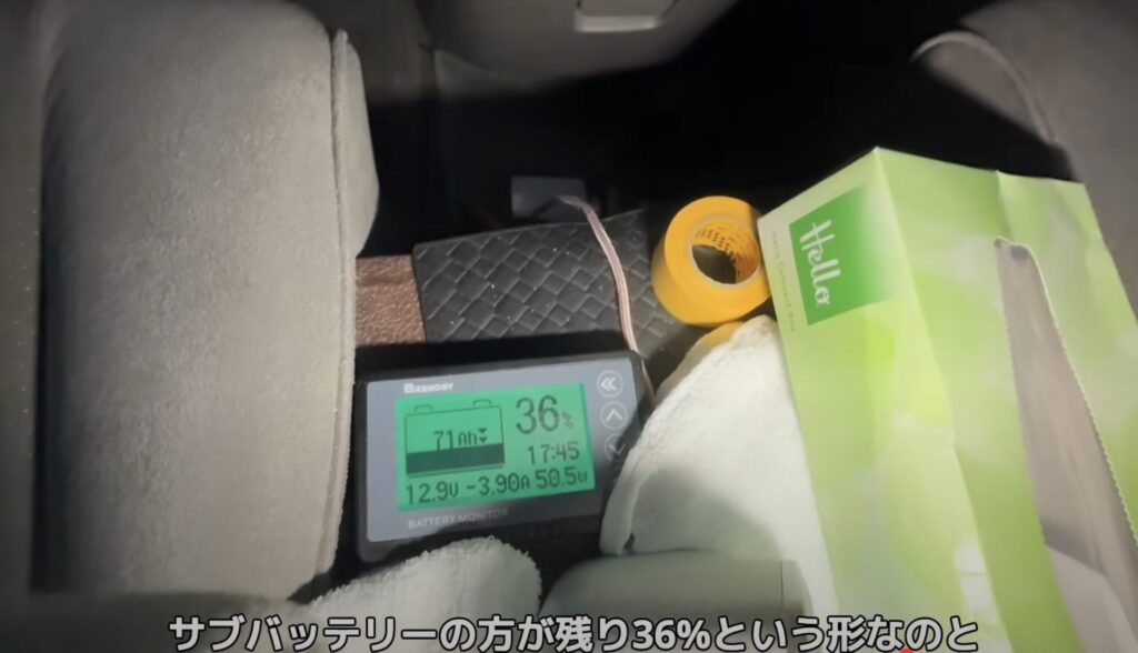 朝になり、残量9%を示すポータブル電源と、残量36%を示すサブバッテリーモニター