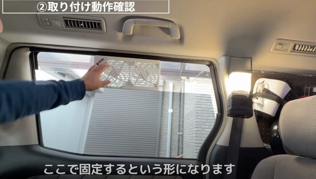 アルファードのスライドドアの窓に挟み込んで固定されたTITAN RVファン