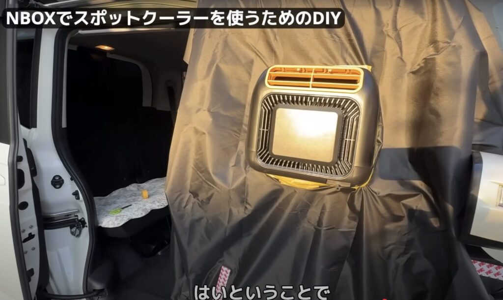 Bouge RVポータブルエアコン。室外機部分が窓の外に出ている。