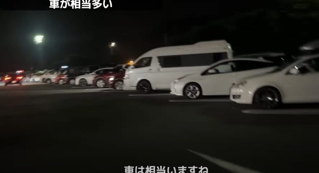 夜にも関わらず沢山の車がひしめく足柄SA上り
