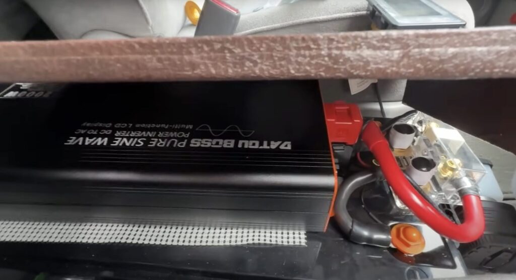 アルファードに搭載された300Ahのサブバッテリーと2000Wインバーター、そして稼働中のポータブル電源