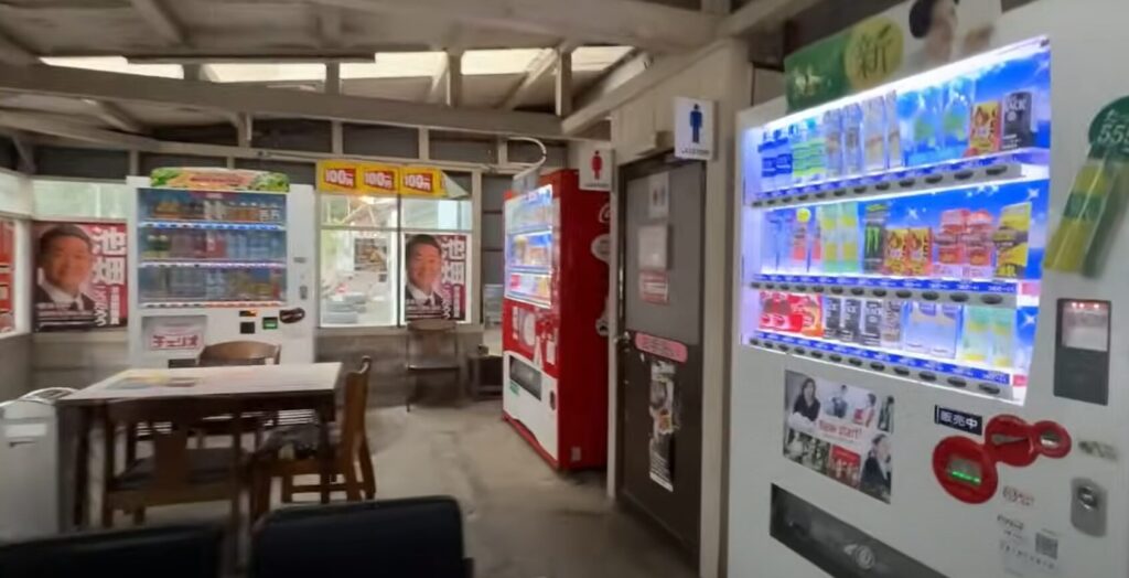 ドライブインオアシスの自動販売機コーナーとトイレ