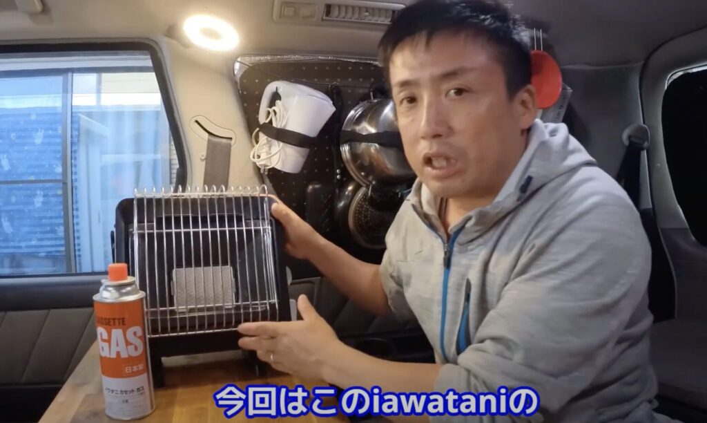 アルファードの車内に設置されたイワタニのポータブルガスストーブ『マイ暖』