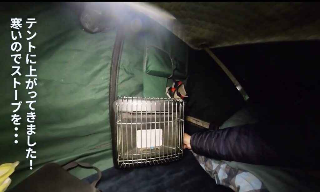 ルーフテントの中に、イワタニ『マイ暖』、電気毛布、湯たんぽが設置され、就寝準備が整っている
