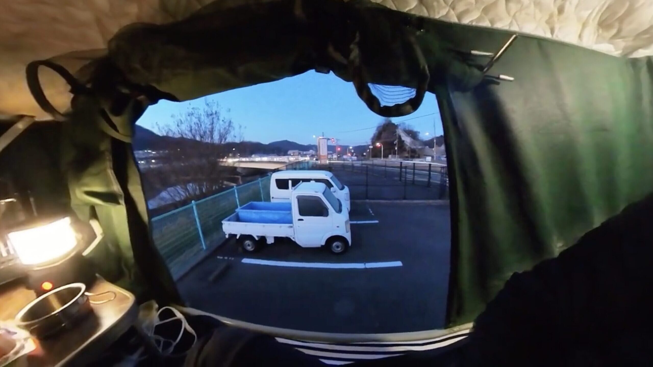 ルーフテント内から見上げる朝の風景