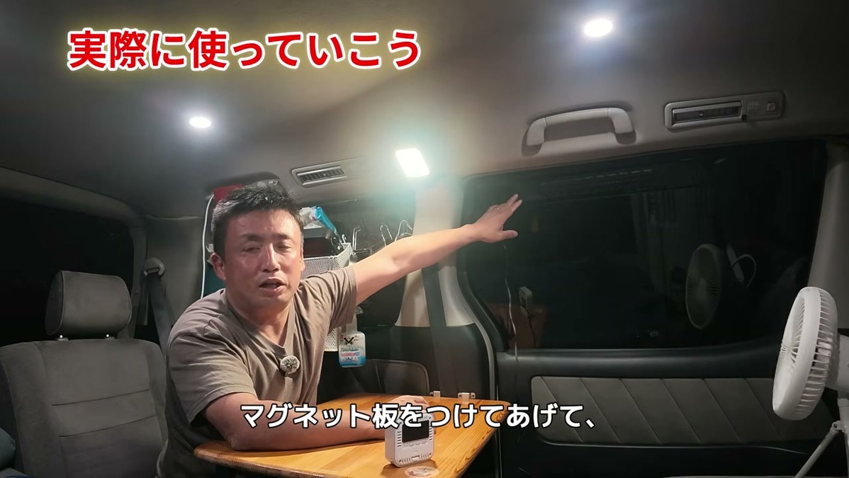 サンバイザーにマグネットで設置する様子
