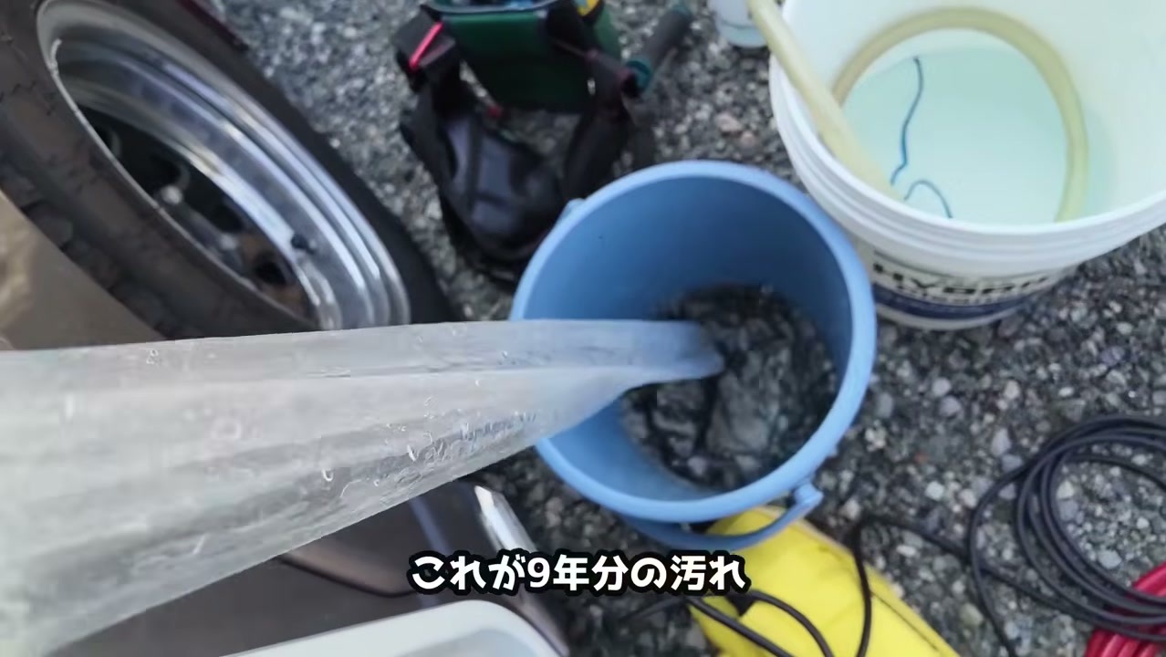 キャンピングカーのエアコンから出た9年分の汚れの水