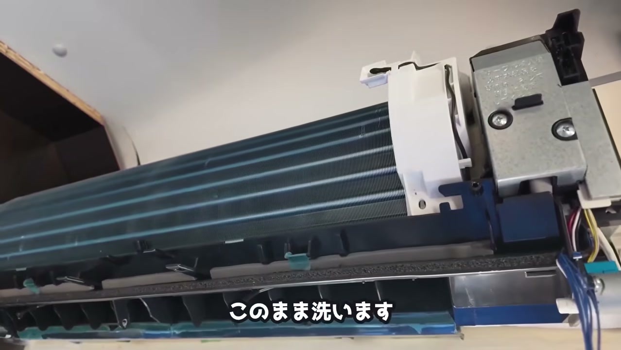 分解して熱交換器をむき出しにしたキャンピングカーのエアコン