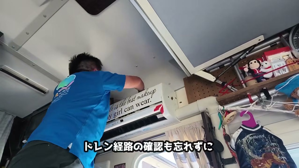 洗浄後にキャンピングカーのエアコンを組み上げる