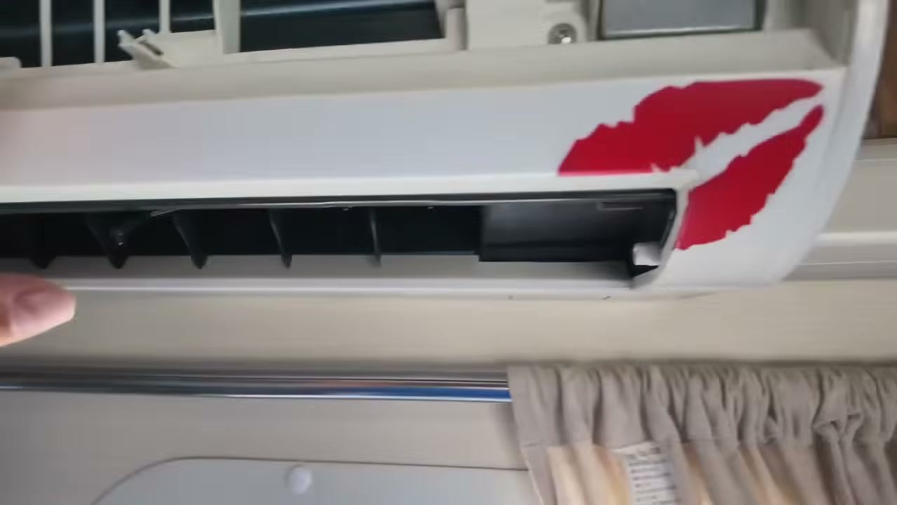 サーキュレーターと風よけ板を外したキャンピングカーのエアコン本体