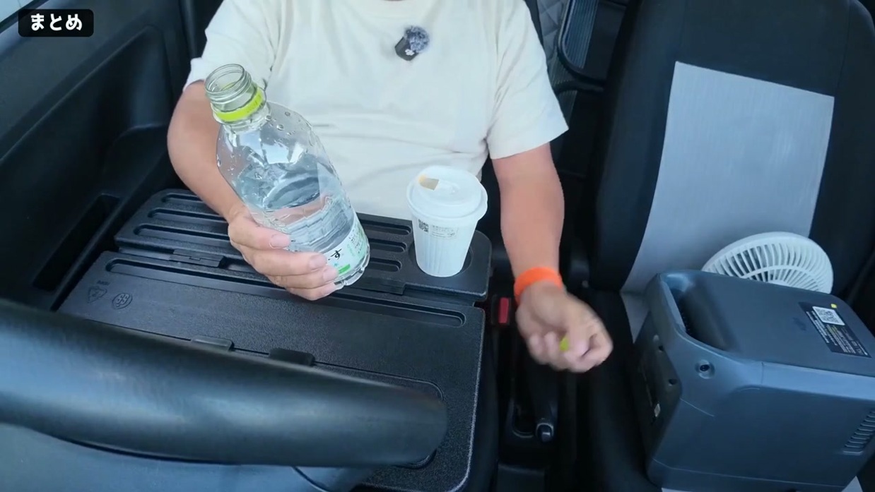 朝のミライースの車内でコーヒー