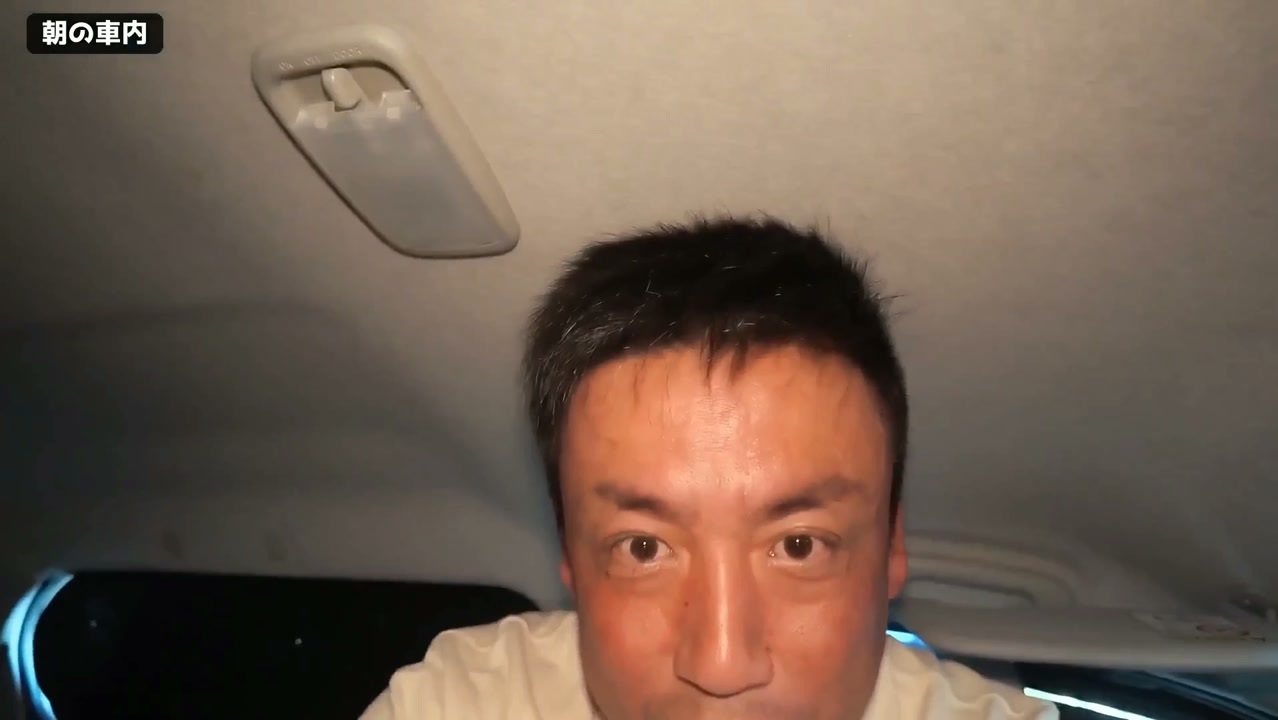 ミライースのベッドに腰掛けると頭が天井に当たる