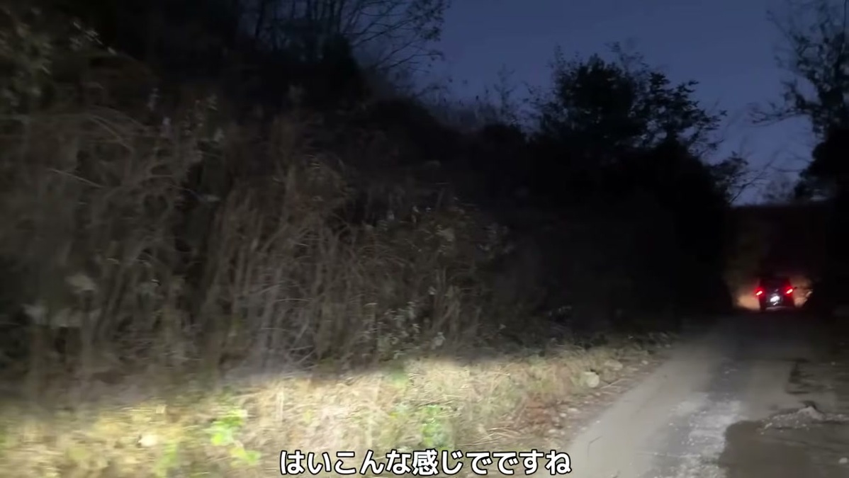 キャンプ場のサイトへ上がる険しい山道
