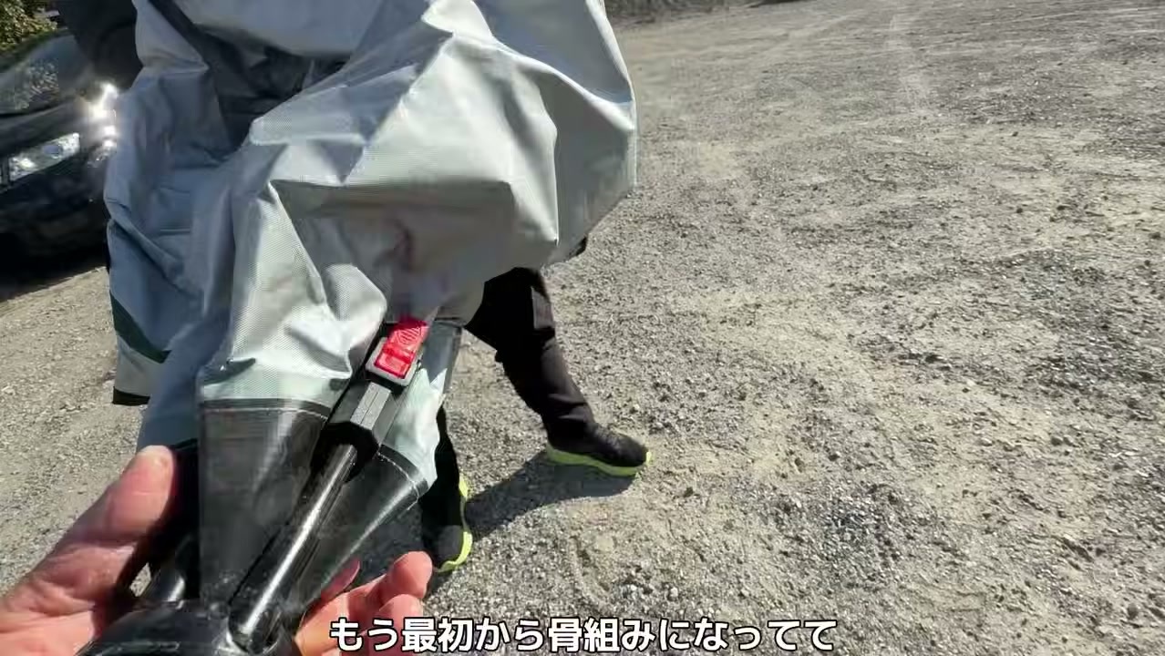骨組みが最初から入っていて傘のようにたためるタープ