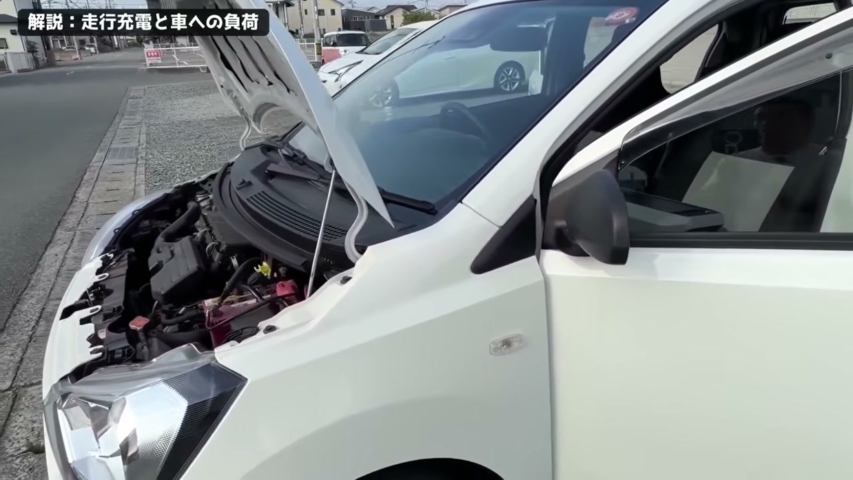 ボンネットを開けたミライース。オルタネーターが小さく走行充電の負荷がかかる