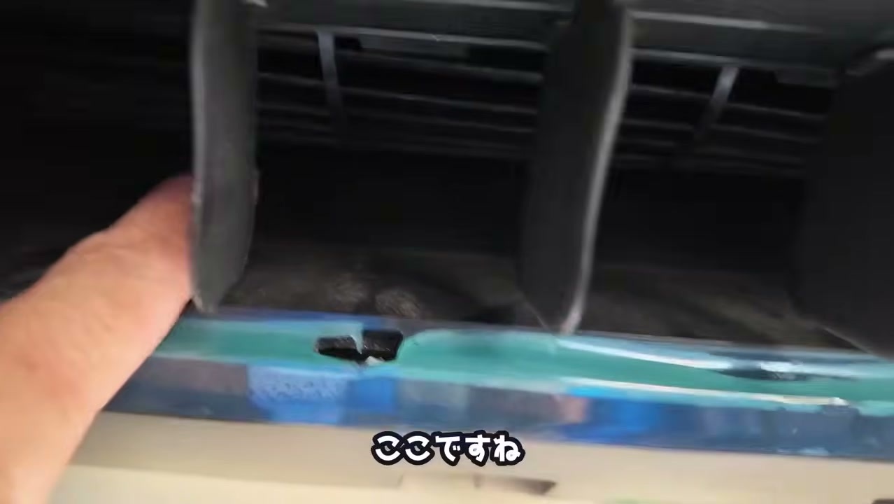 エアコンのシロッコファンまわりに付いたカビとホコリ